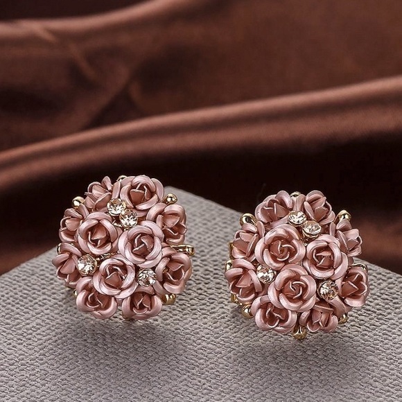 GlitzBlitz Boutique Jewelry - Any 2/$20! Mauve Rose & Crystal Bouquet Lever Back Stud Earrings